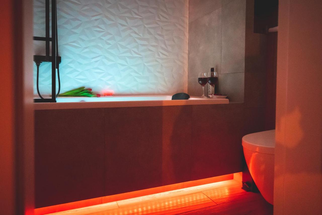 Movie Jacuzzi Apartment At The Main Station By Noclegi Renters Cracovie Extérieur photo