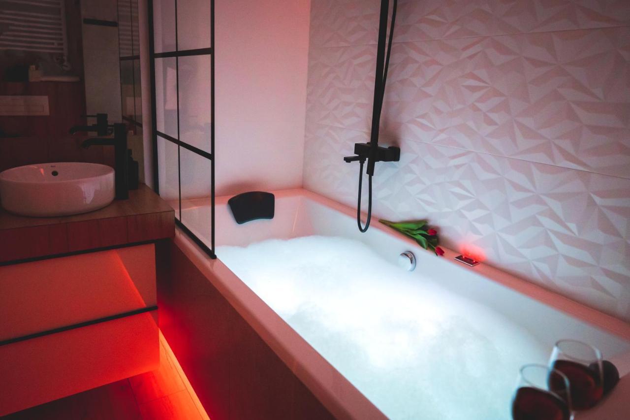 Movie Jacuzzi Apartment At The Main Station By Noclegi Renters Cracovie Extérieur photo