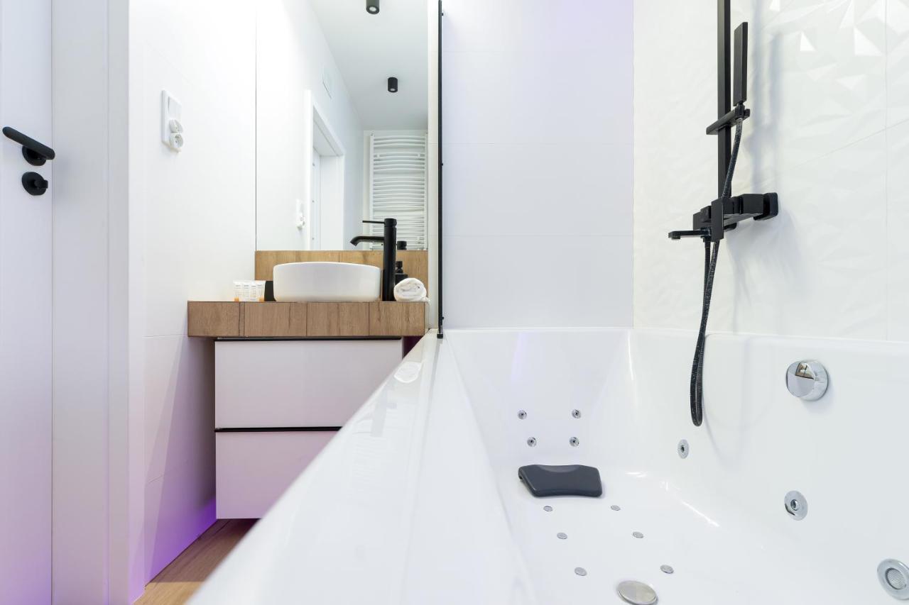 Movie Jacuzzi Apartment At The Main Station By Noclegi Renters Cracovie Extérieur photo