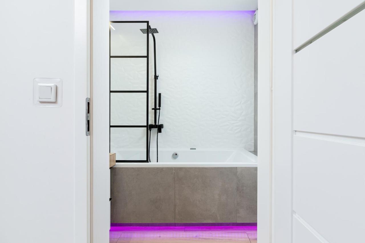 Movie Jacuzzi Apartment At The Main Station By Noclegi Renters Cracovie Extérieur photo