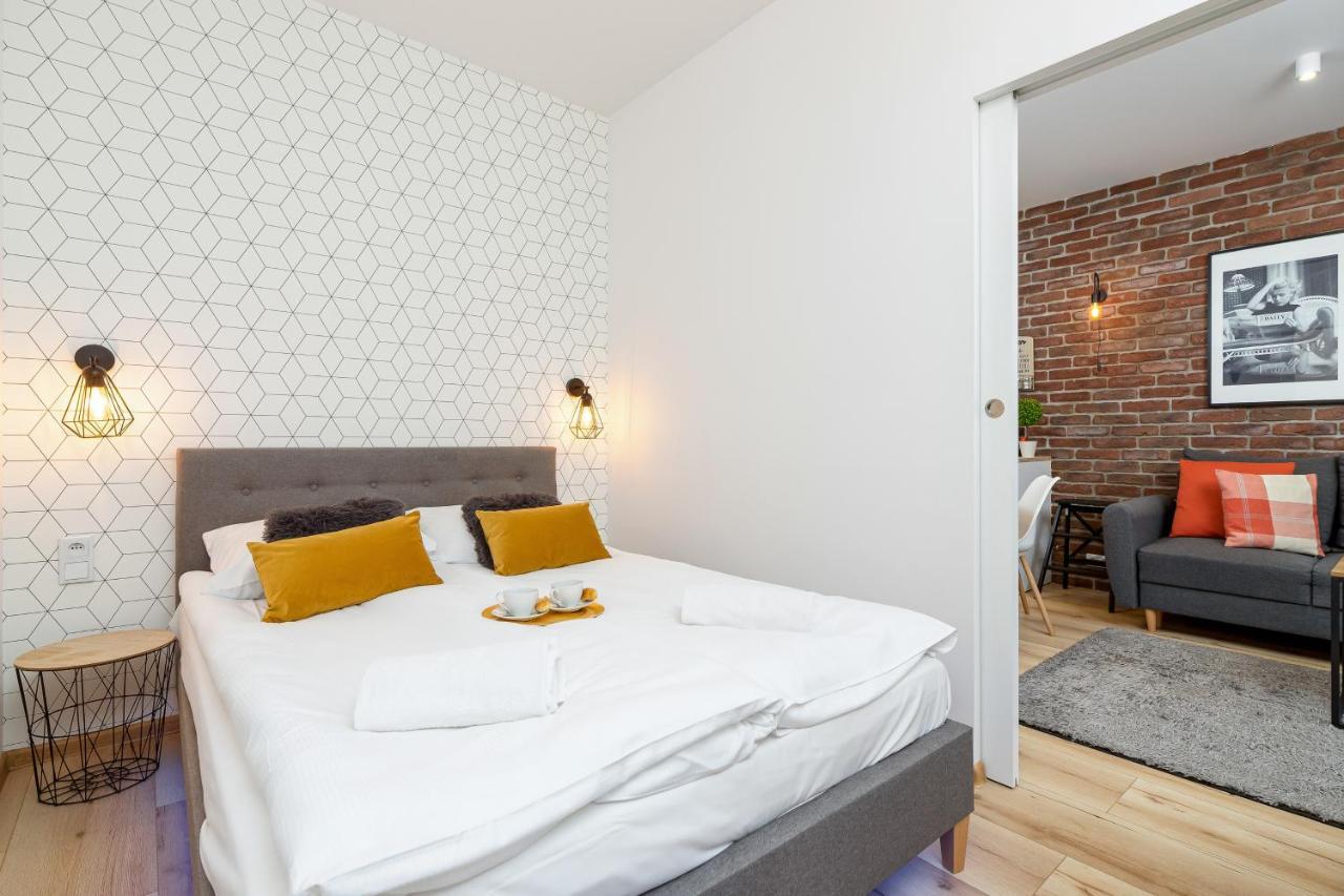 Movie Jacuzzi Apartment At The Main Station By Noclegi Renters Cracovie Extérieur photo