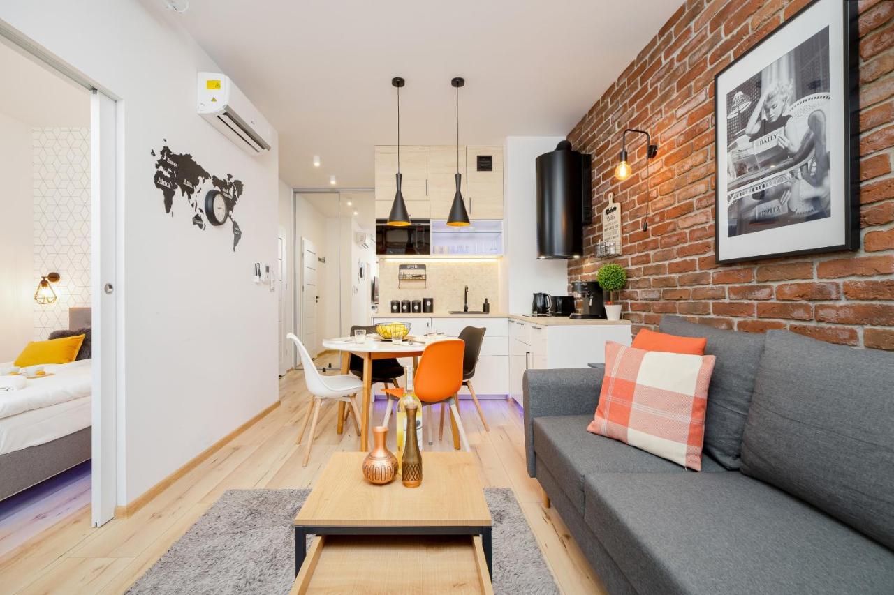 Movie Jacuzzi Apartment At The Main Station By Noclegi Renters Cracovie Extérieur photo