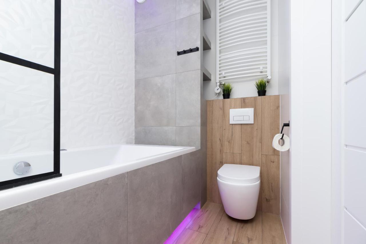 Movie Jacuzzi Apartment At The Main Station By Noclegi Renters Cracovie Extérieur photo