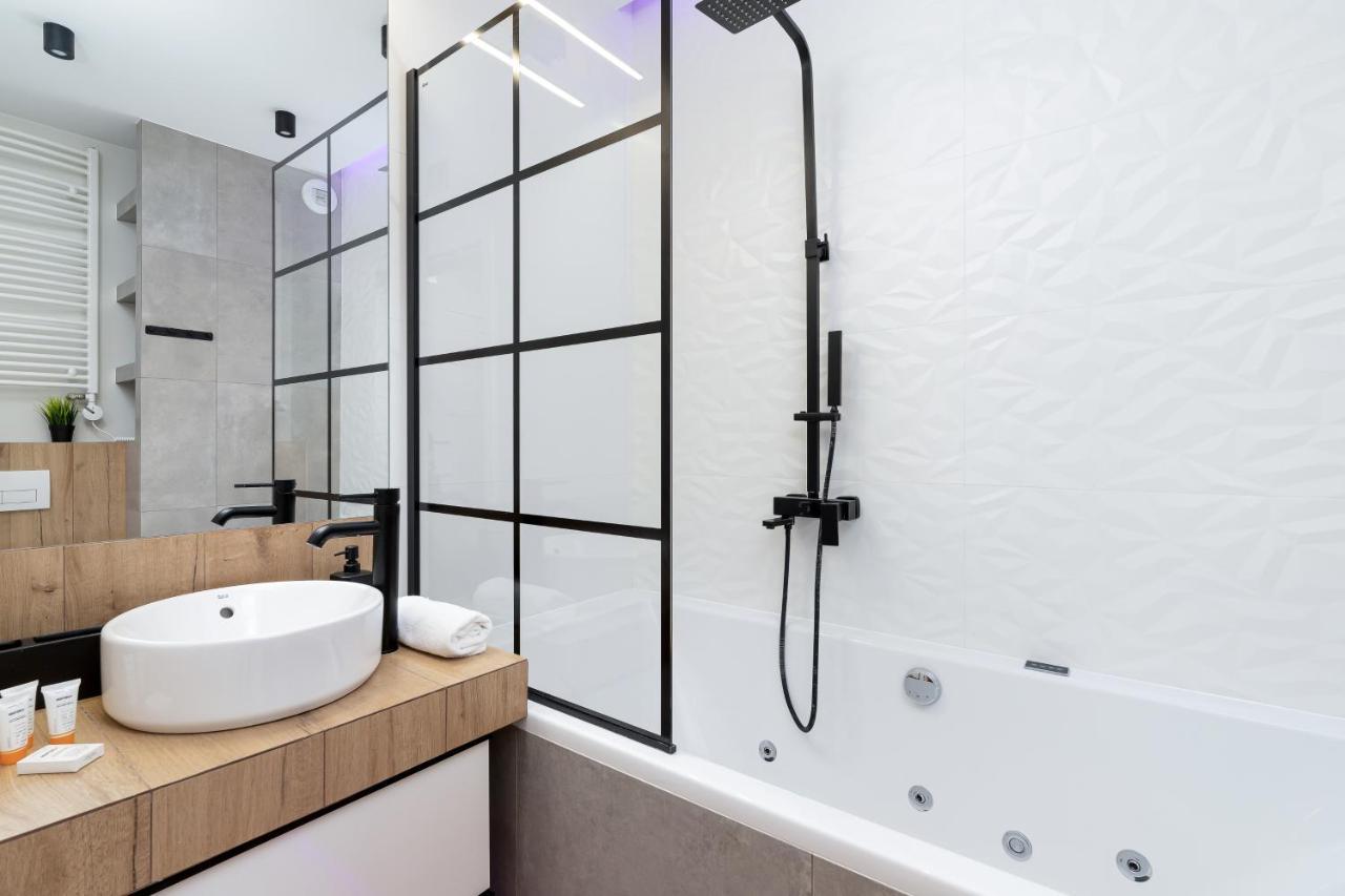Movie Jacuzzi Apartment At The Main Station By Noclegi Renters Cracovie Extérieur photo